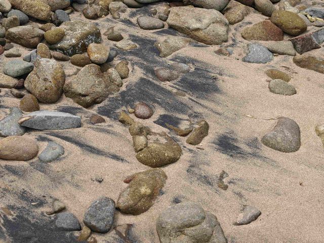 海岸の黒い砂、正体は？